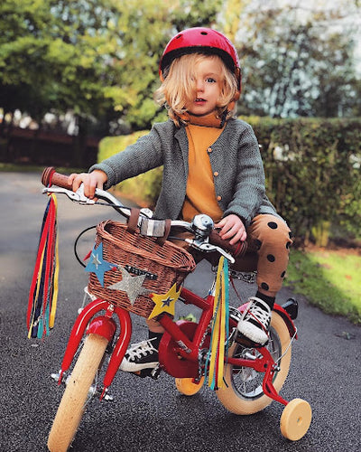 Wie man einem Kind das Fahrradfahren beibringt (in 4 Schritten)