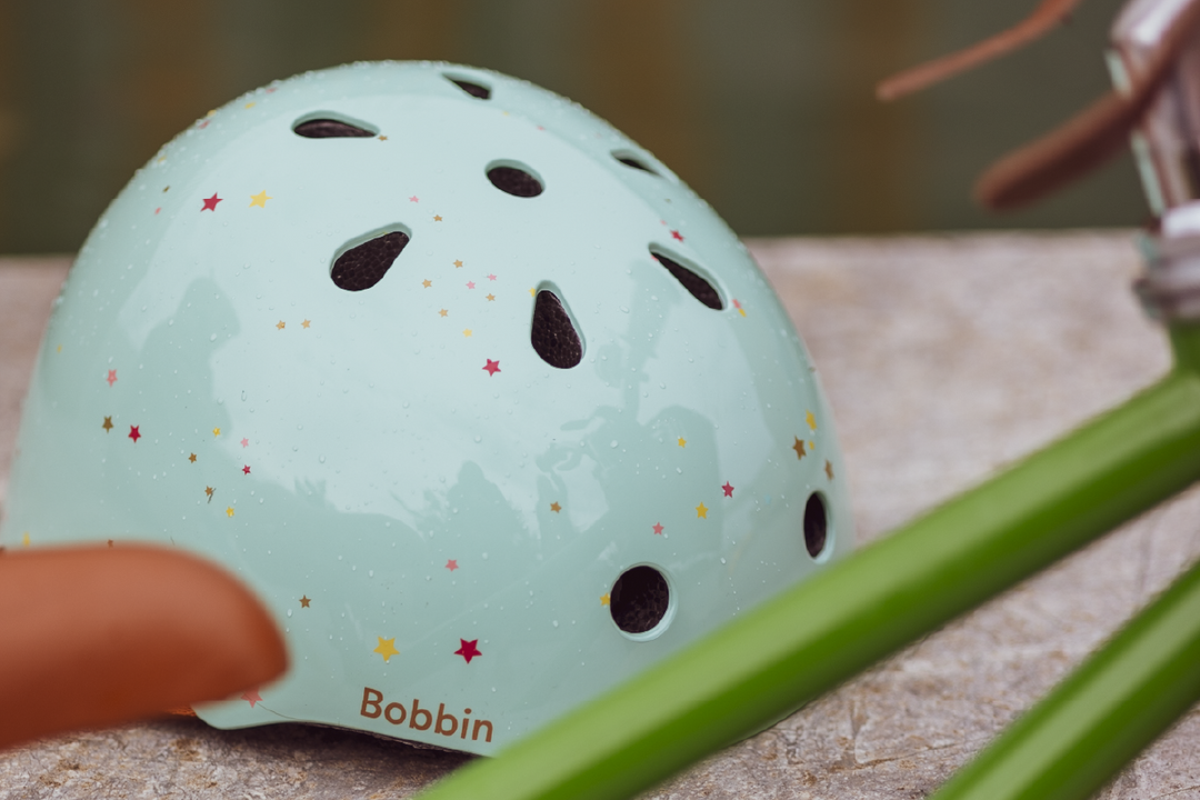 fahrradhelm mit sternen Starling Helm Grün Multi Stars Größe S/M – Bobbin Bikes